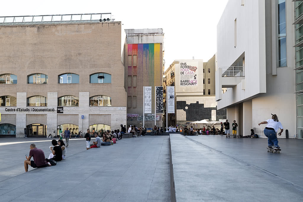 The sounds of the skaters at the entrance of the MACBA form an essential part of Spiral of Time's recordings